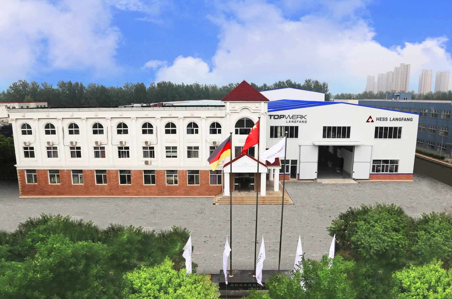 Das Verwaltungsgeb?ude des Standorts TOPWERK Langfang von au?en, mit vielen Fenstern und blauem Himmel.